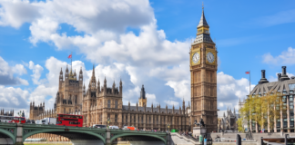 Británie ruší povinnou karanténu pro pracovníky v obchodě